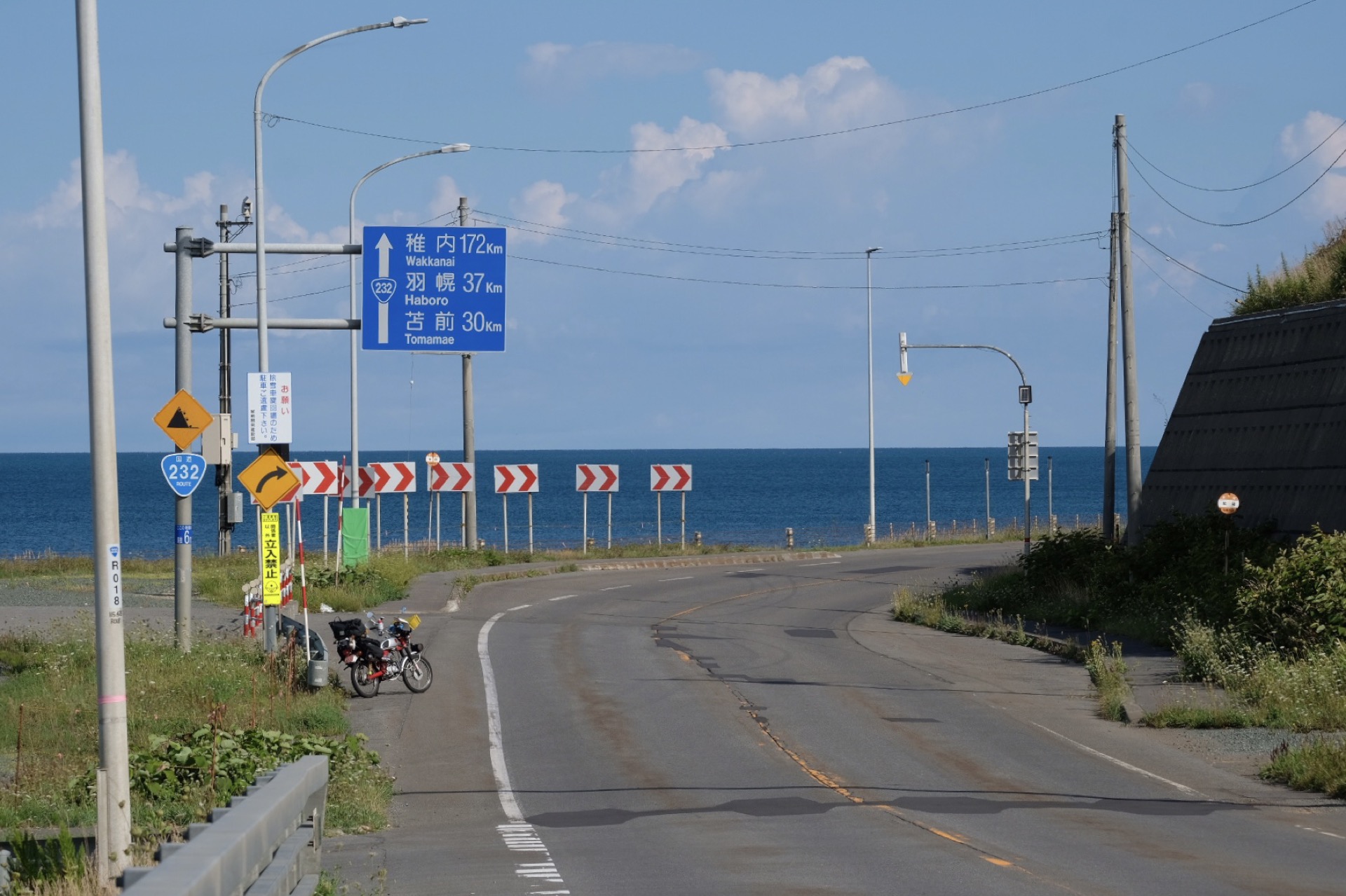 稚内へ続く海沿いの道